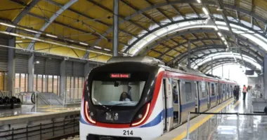 Imagem ilustrativa da imagem Vídeo: telhado furado? Estação de metrô é invadida por água da chuva