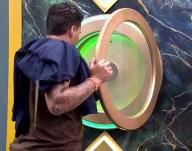 Pedro apertou o botão e desistiu do programa