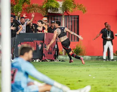 Baralhas, volante do Vitória