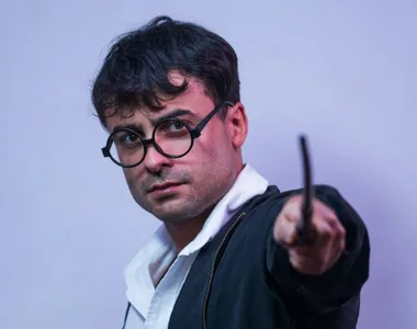 Enzo assumiu o papel de Harry do Arrocha