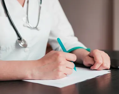 Médico durante atendimento