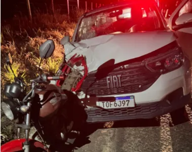 Carro acertou parte traseira da moto