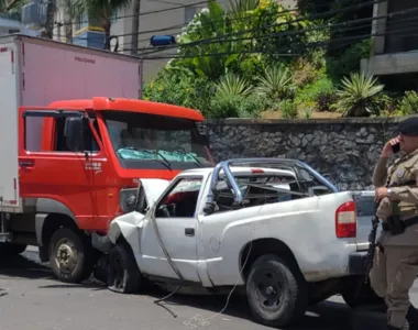 Pessoas que passavam no local registraram o momento do acidente