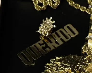 Colar de ouro e diamante com as iniciais "RS" e o apelido "Querido"