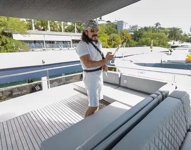 Bell Marques comprou uma lancha luxuosa