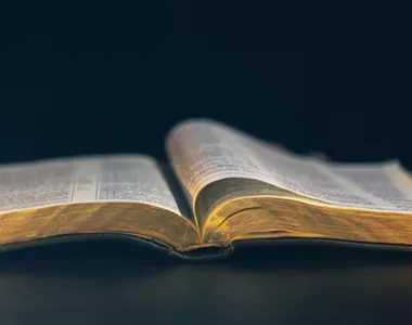 Bíblia passa a ser permitida em escolas de Feira