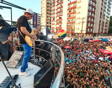 Durval no comando do bloco Me Abraça