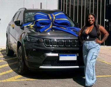 Influenciadora com seu carro avaliado em R$ 170 mil