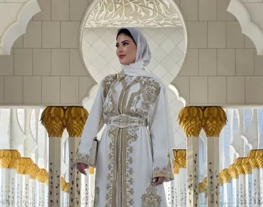 Dillyene vê fotos íntimas circularem após envio acidental