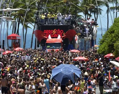 Folia fora do circuito ganha força nos bairros