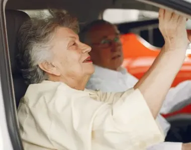 Idosos podem ter desconto em comprar carros