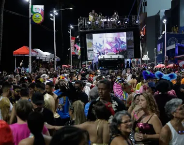 Mulher foi abusada sexualmente dentro de um banheiro químico