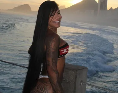 Mel Bugada recebeu comentário sugestivo de MC Poze