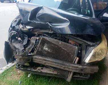 Carro ficou totalmente danificado após batida