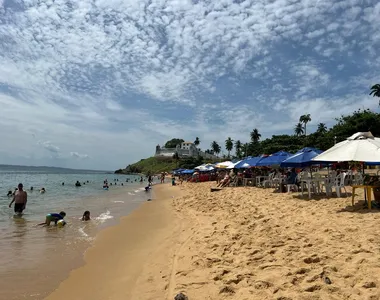 Banhistas compareceram em peso à praia em plena segunda-feira (12)