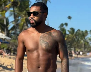 Ex-BBB Davi Brito surge aos beijos com mulher