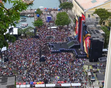 Público lota show de Léo Santana neste domingo (23)