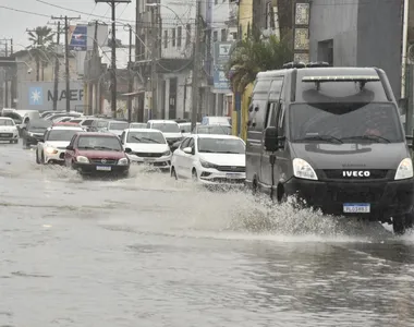 Salvador vive momentos de perrengue com o forte aguaceiro