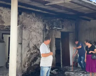 Parte do imóvel foi destruído pelo fogo