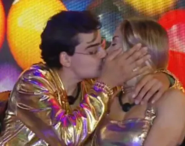Beijo entre Dudu e Saory deu o que falar entre os interneutas