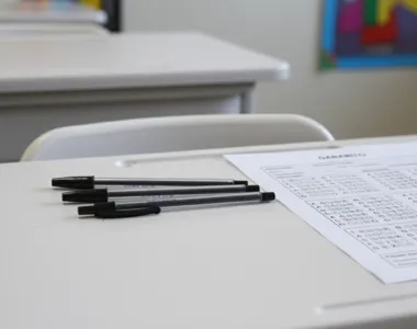 Canetas devem ser de tinta preta e de tubo transparente]