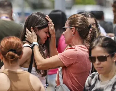 Jovem recebe apoio antes de fazer prova do Enem