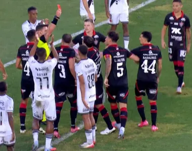 Jogadores do Leão ficaram inconformados com atitude de inexperiente árbitro