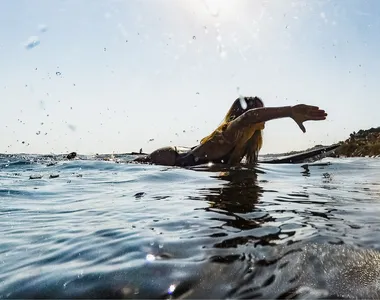 Aulas gratuitas focam em natação e salvamento