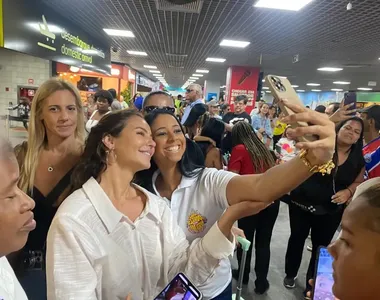 Paolla Oliveira rodeada de fãs