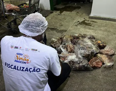 Procon-BA apreende 140 kg de carne vencida em Mercado de Praia do Forte