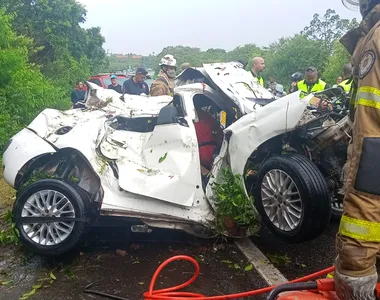 Veículo ficou totalmente destruído