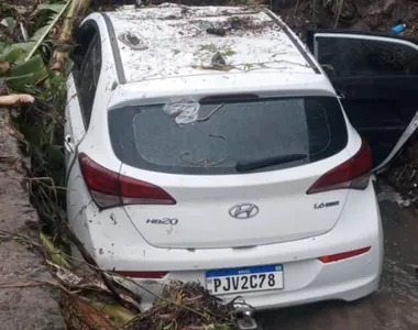 Carro caiu em córrego na noite de quinta-feira (20)