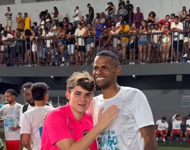 Júnior Santos aparece em jogo festivo durante recuperação de lesão