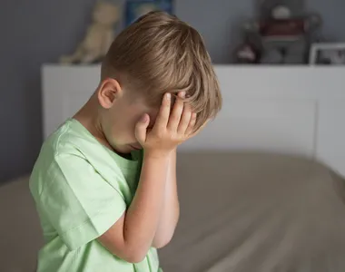 Criança apresentou quadros de crise de ansiedade após ser abandonada