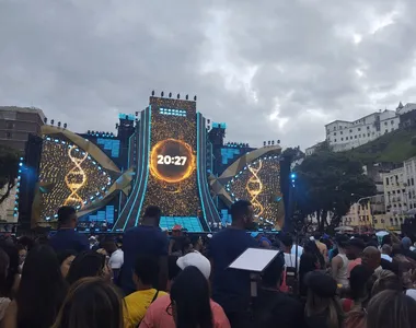 Público está com medo da chuva adiar o show de Léo Santana mais uma vez