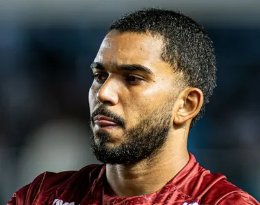 Lucas Arcanjo bate recorde pelo Vitória e se lesiona