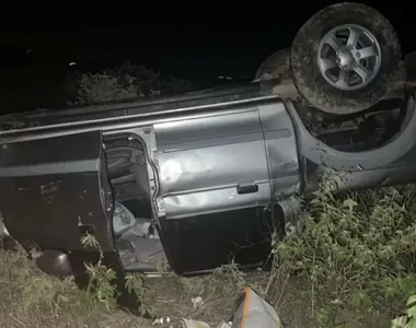 Carro capotou após a batida