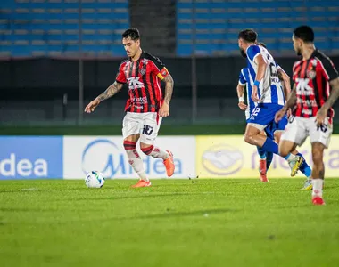 Lucas Halter em ação pelo Vitória na Copa Sul-Americana