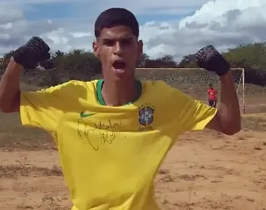 Luva de Pedreiro se tornou um astro internacional