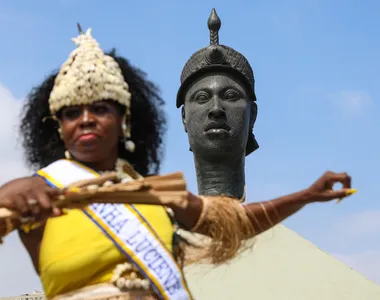 Manifestação cultural em frente a estátua de Zumbi dos Palmares