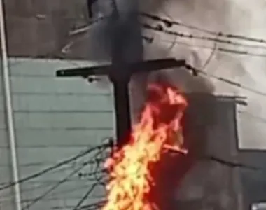 Vídeo registrou o poste pegando fogo