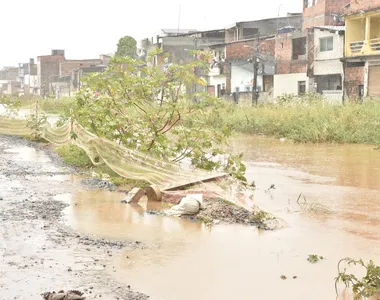 Cidade já apresenta pontos de alagamentos