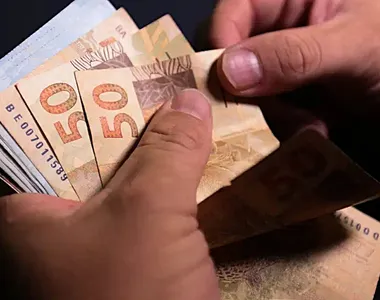 Salário mínimo foi reajustado e passa a valer nesta quinta-feira (1º)