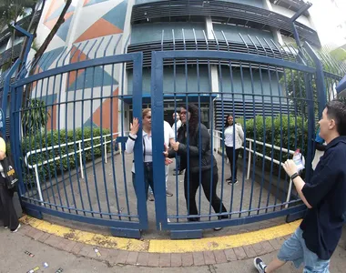 Portão sendo fechado