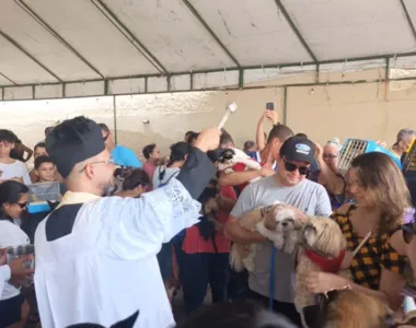 Bênção aos animais reúne fiéis, pets e muita emoção na Boca do Rio