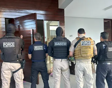 Agentes fizeram uma verredura na residência do parlamentar