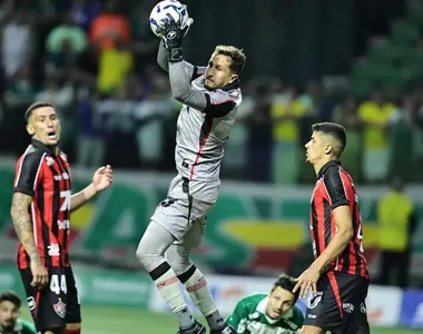 Thiago Couto, defendendo o Vitória