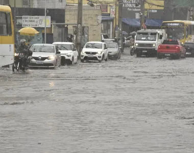 Chuva causa alagamentos em diversos cantos de Salvador
