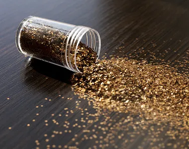 Confeiteiras utilizava glitters para enfeitas bolos