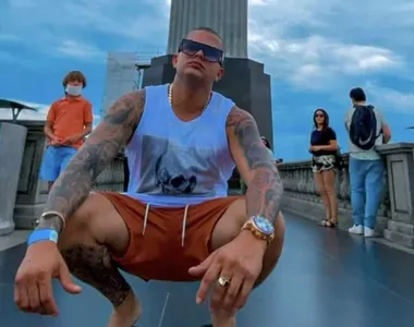 Influenciador 'surge' em casa e postagem repercute na web